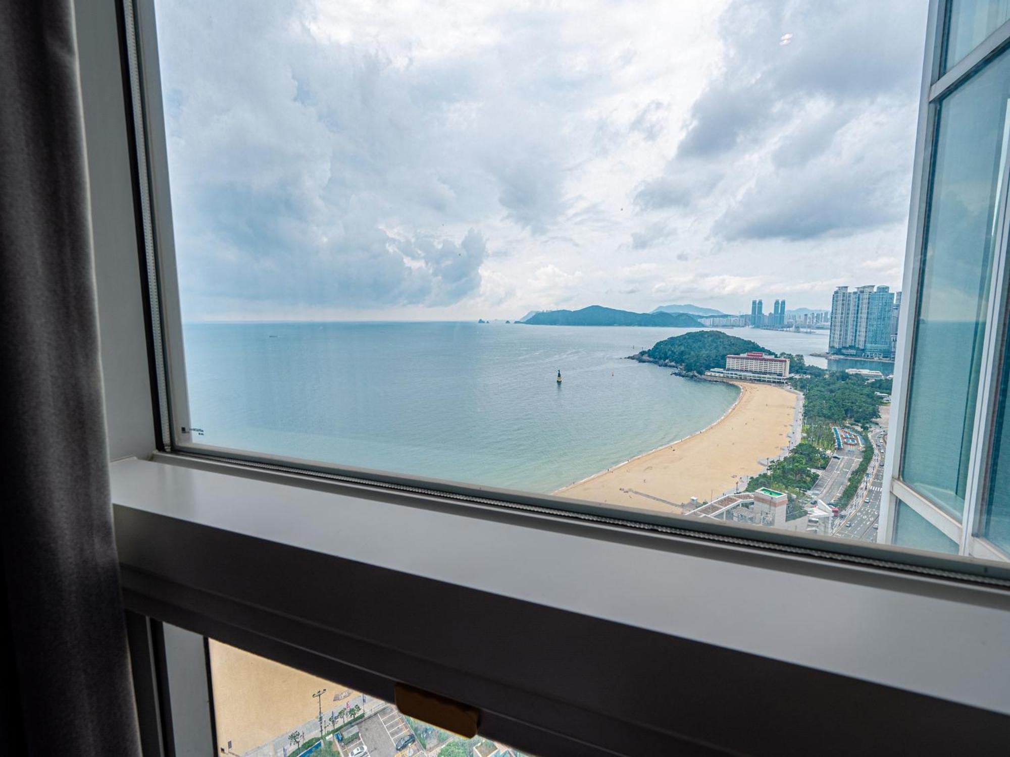 Haeundae Seacloud Hotel Residence Busan Esterno foto