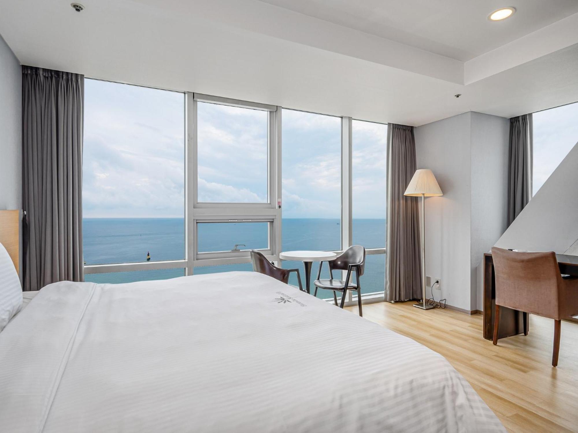 Haeundae Seacloud Hotel Residence Busan Esterno foto