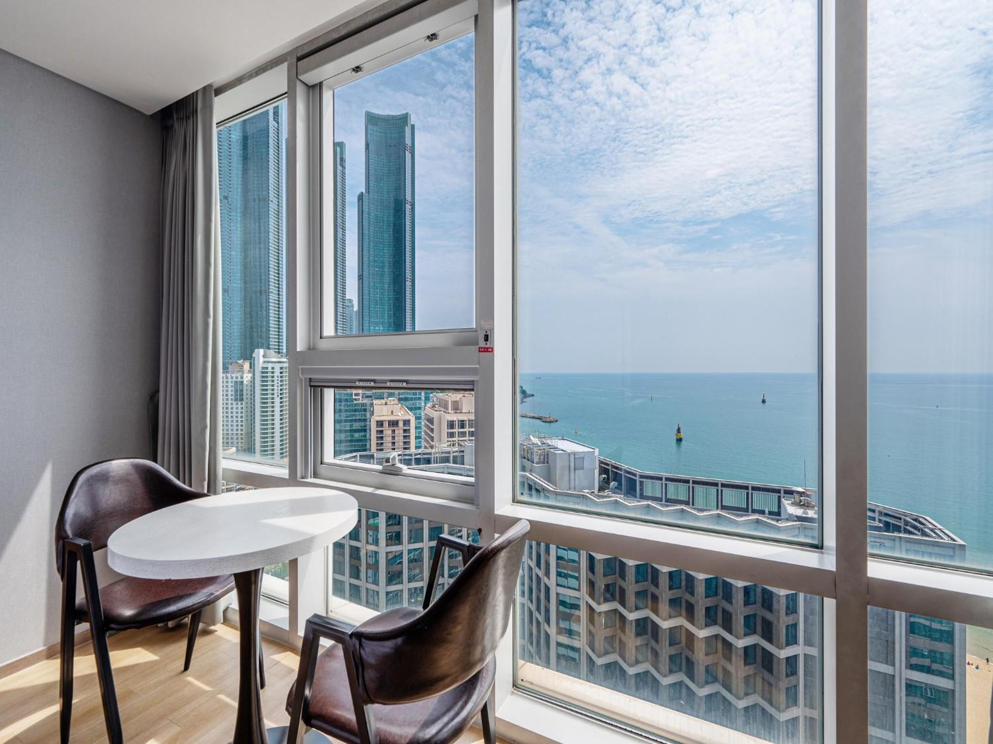 Haeundae Seacloud Hotel Residence Busan Esterno foto